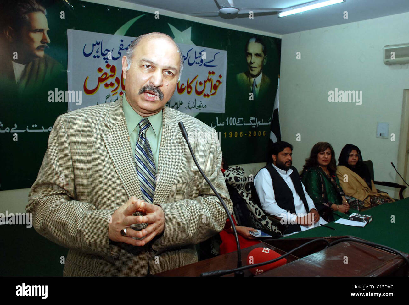 Moslemischer Liga-Q Führer Adressen Mushahid Hussain Syed Seminar anlässlich des "World Womens Day" Stockfoto
