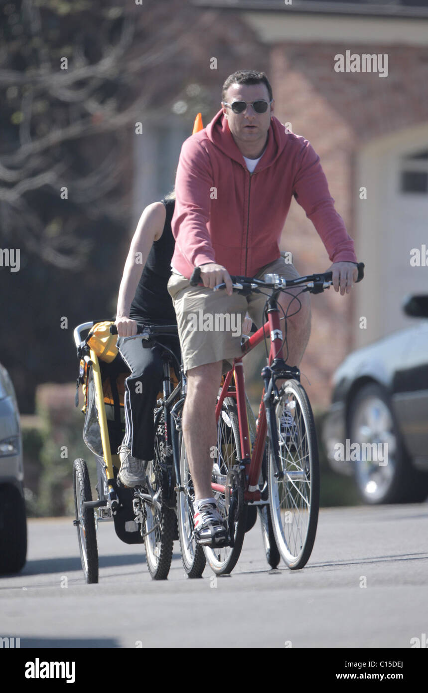 Liev Schreiber sein Fahrrad mit seiner Frau Naomi Watts in Brentwood, Los Angeles, Kalifornien - 01.02.09 Stockfoto