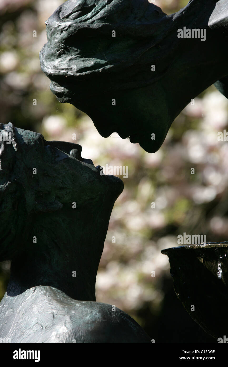 Von Chester, England. Blick auf das Wasser des Lebens Bronze Wasserskulptur von Stephen Broadbent hautnah. Stockfoto