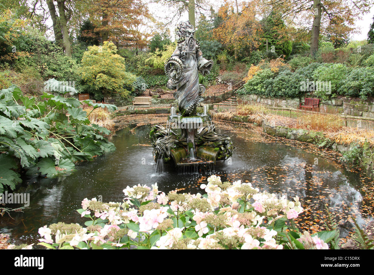 Chester zoologischen Gärten. Herbstliche Ansicht von Noah und der vier Winde-Statue im Chester Zoo Sunken Garden. Stockfoto