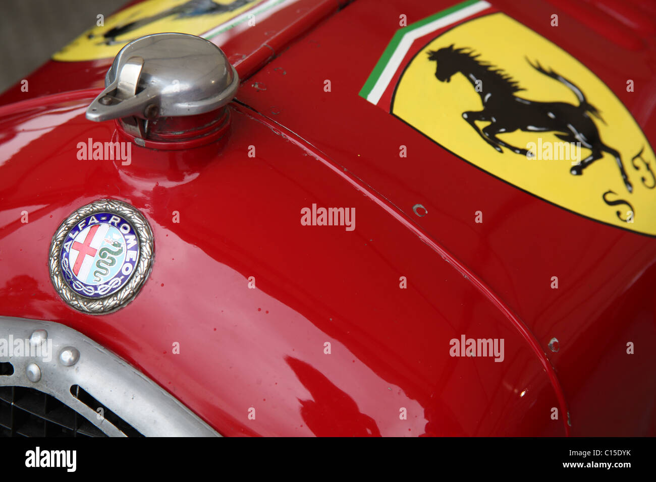 Cholmondeley Schlossgärten. Nahaufnahme der Motorhaube eines Rennwagens Alfa Romeo P3-Klassikers. Stockfoto