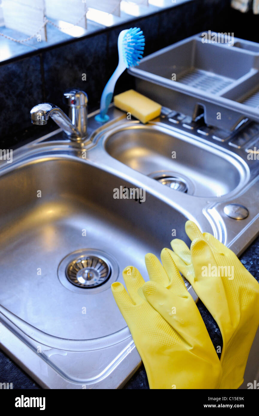 Küche Spüle und Ringelblume Handschuhe Stockfoto