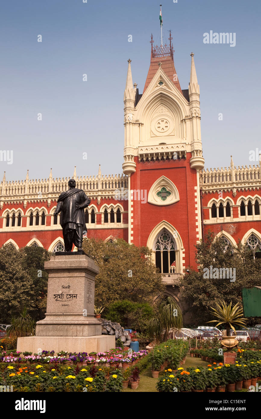 Indien, Westbengalen, Kalkutta, Calcutta High Court Gebäude mit Statue vor Stockfoto