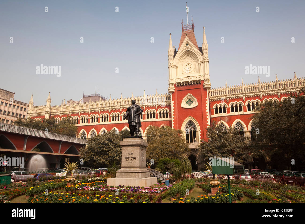 Indien, Westbengalen, Kalkutta, Calcutta High Court Gebäude mit Statue vor Stockfoto
