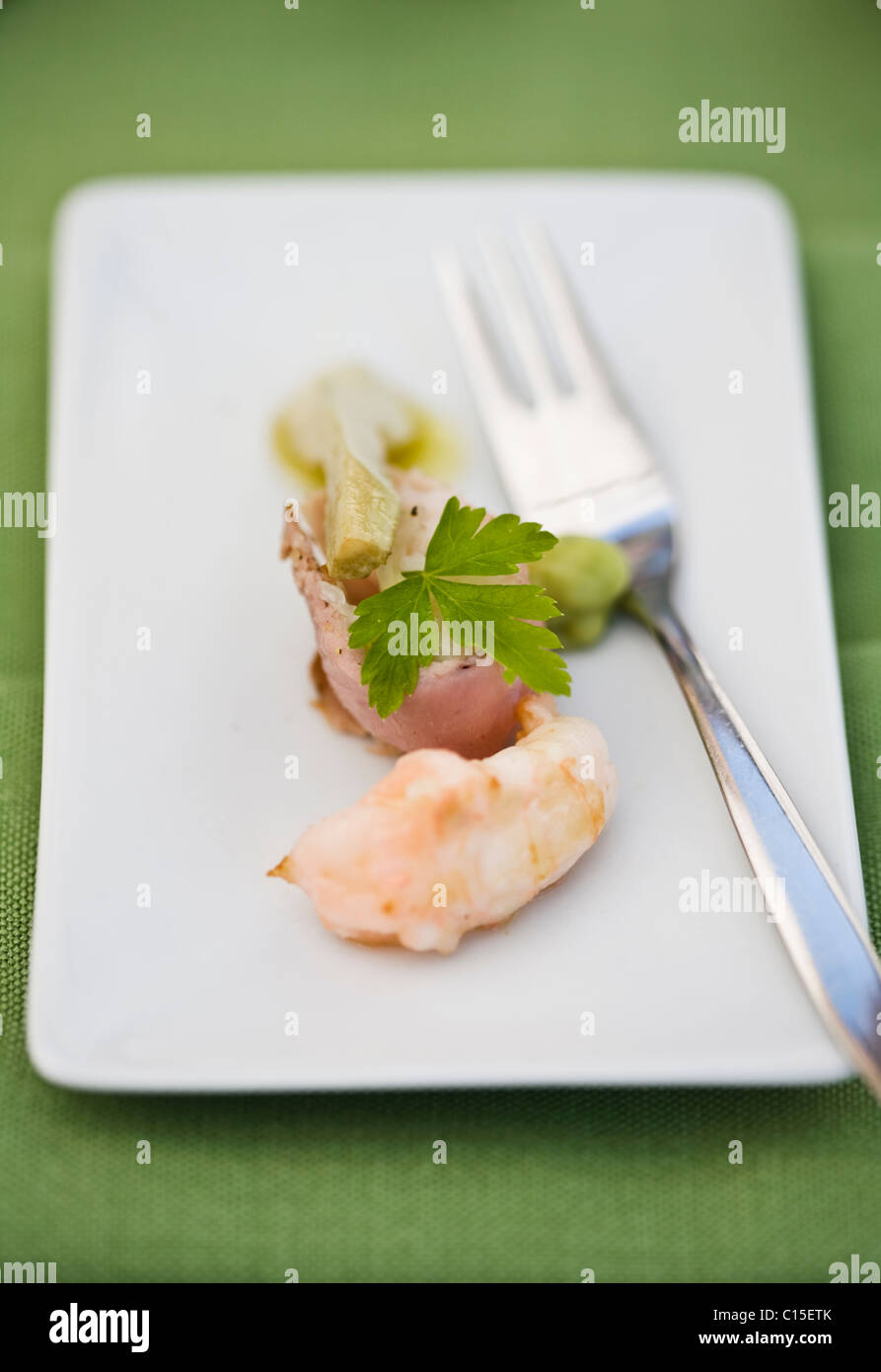 Scampi-Carpaccio mit Karotten-Koriander-emulsion Stockfoto