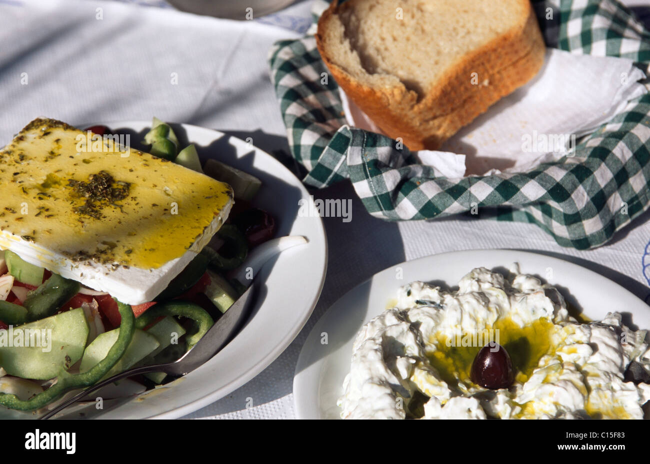 Griechischer Salat, Brot, Tzatziki, Tzadziki oder Tsatsiki, Griechenland, Europa Stockfoto