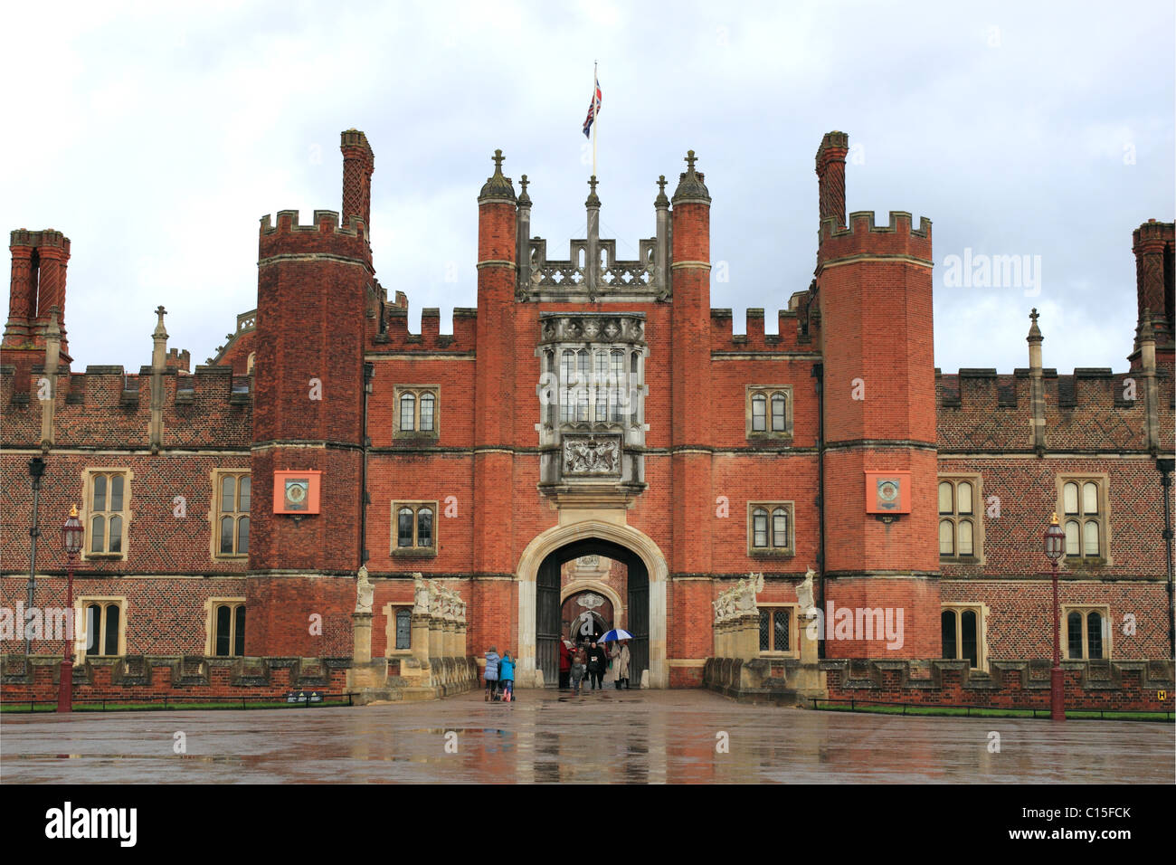 "Statuen King's Bestien" bewachen die West Gate Eingang, Hampton Court Palace, East Molesey, Surrey, England, Großbritannien, USA, UK, Europa Stockfoto