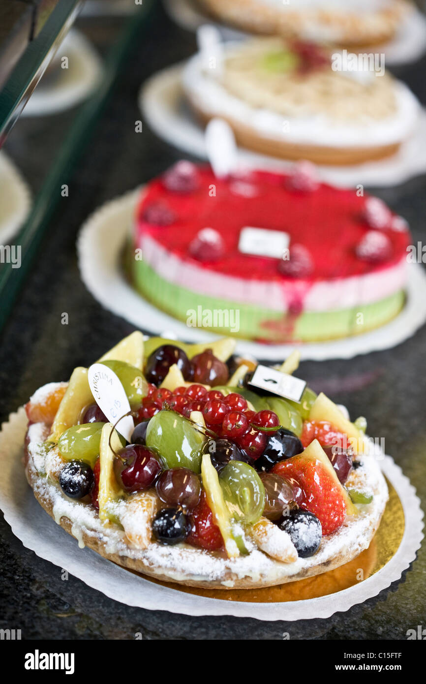 Eine Auswahl an Gebäck und Kuchen in einer Bäckerei in Belgien Stockfoto