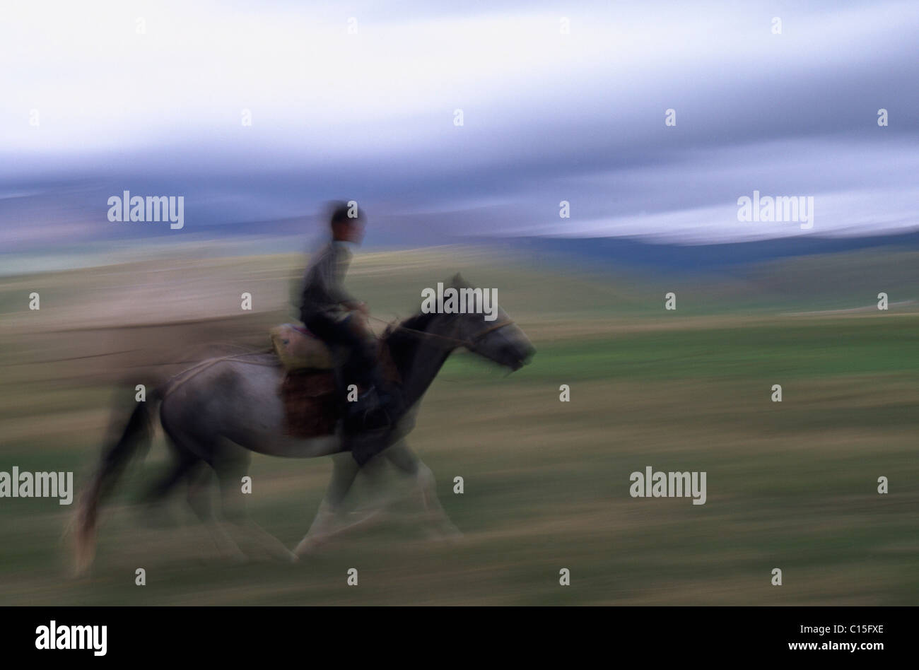 Nomad junge Reiten ein Pferd, Song-Kul, Kirgisien, Zentralasien Stockfoto
