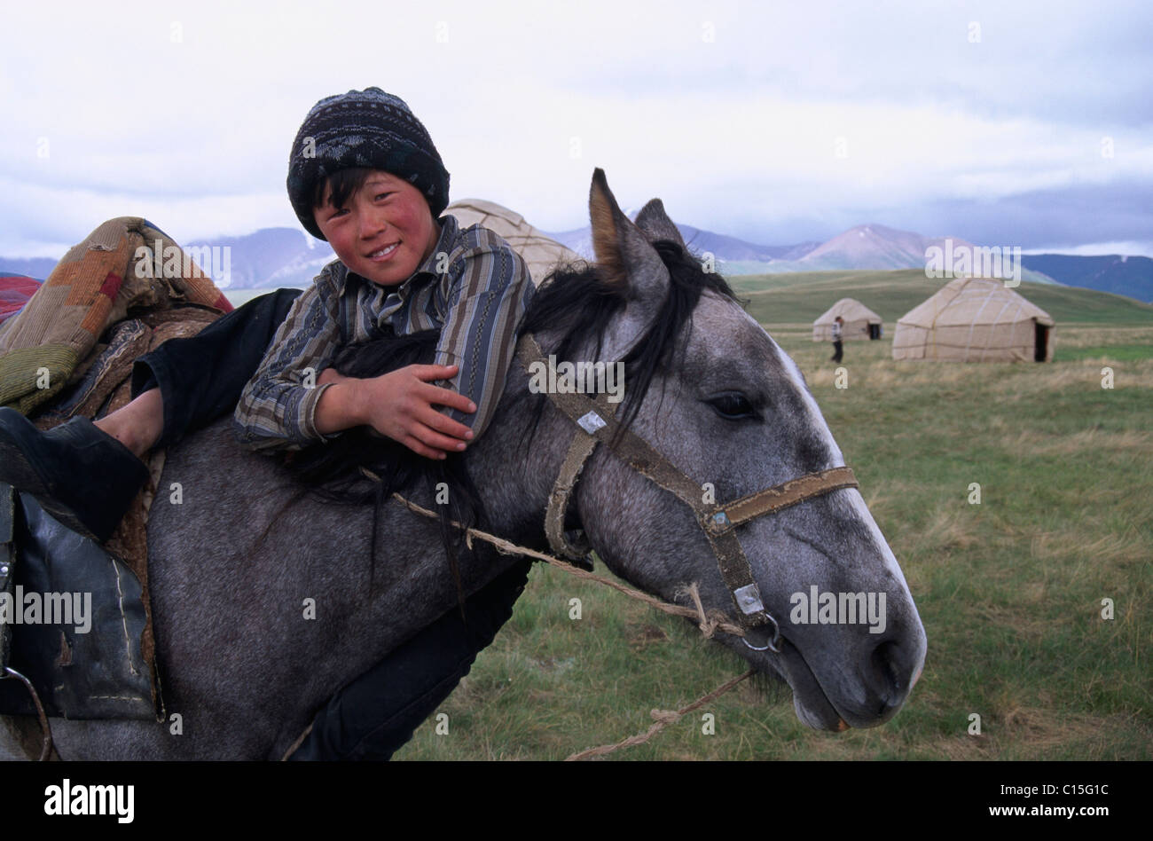 Junge und eines Pferdes am See Lied Kul, Kirgisien, Zentralasien Stockfoto