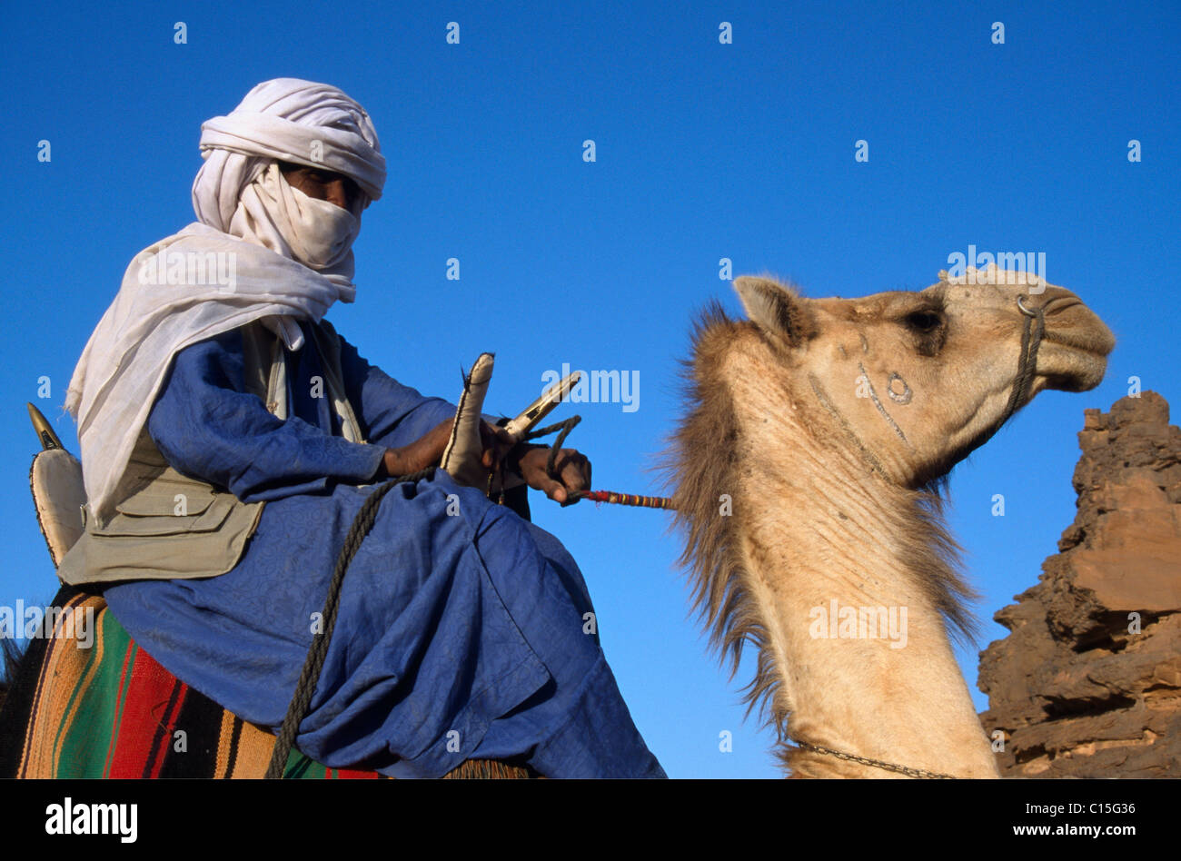 Reiten ein Kamel, Umm El Ma Oase Mandara Seen, Libyen, Afrika Tuareg Stockfoto Reiten ein Kamel, Umm El Ma Oase Mandara Seen, Libyen, Afrika Tuareg Stockfoto