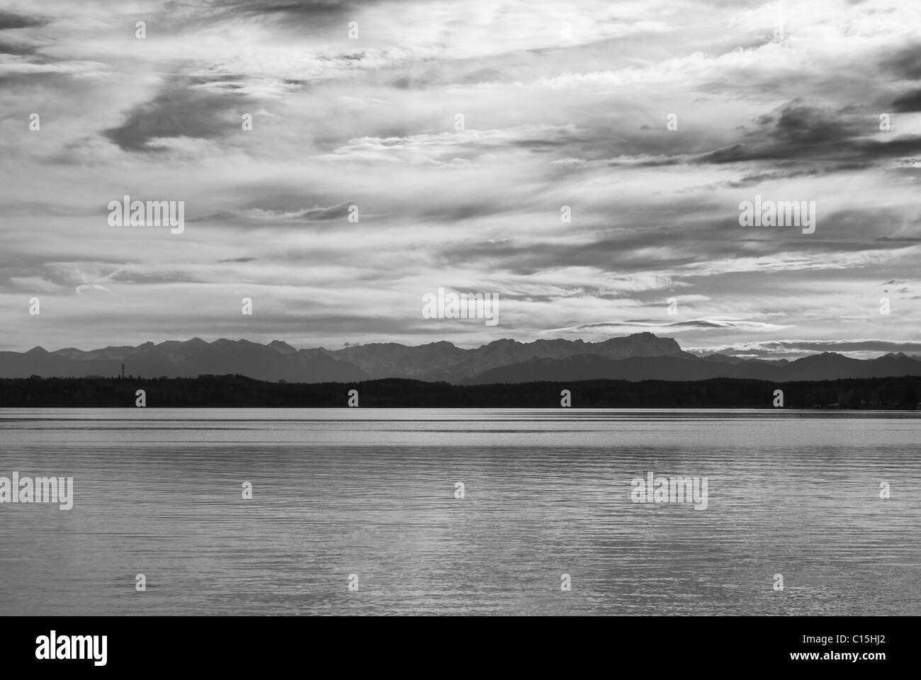 Niedrigen Licht Alpenblick vom Starnberger See Stockfoto