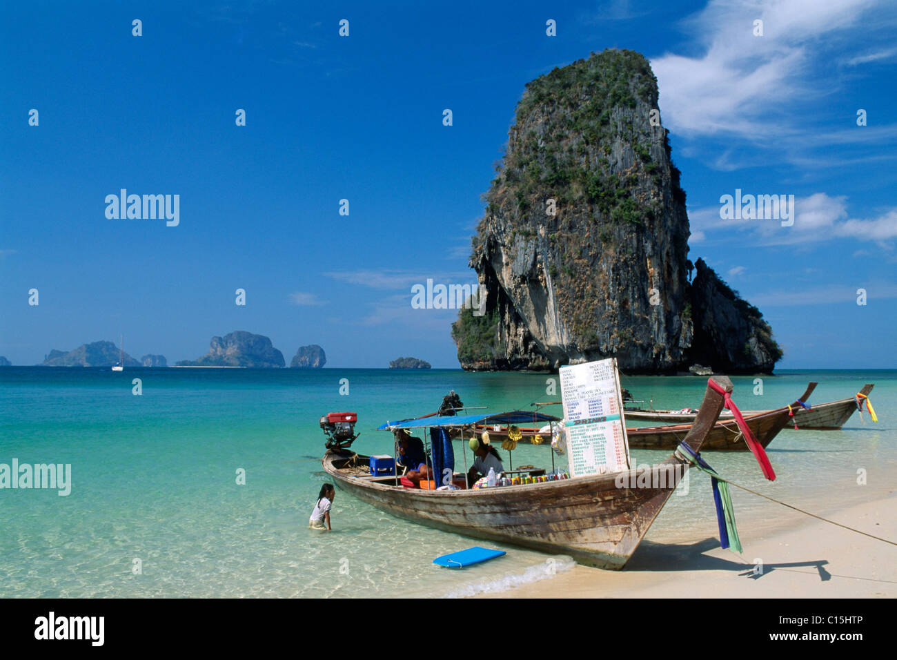 Long-Tail-Boote am Phra Nang Beach, Krabi, Thailand, Südostasien Stockfoto