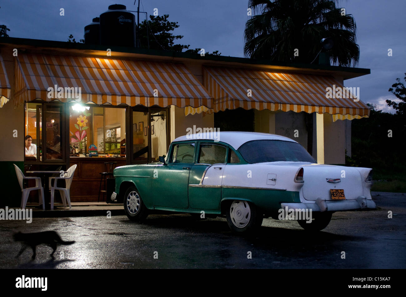 Amerikanische Oldtimer außerhalb bar, Matanzas, Kuba Stockfoto