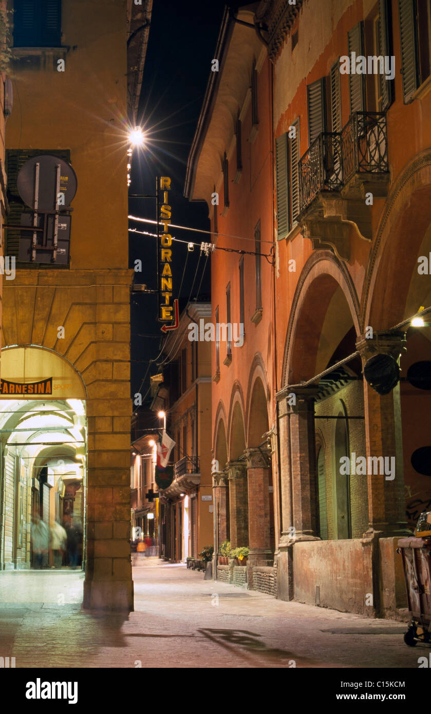Straße in der Nacht, Bologna, Emilia-Romagna, Italien Stockfoto