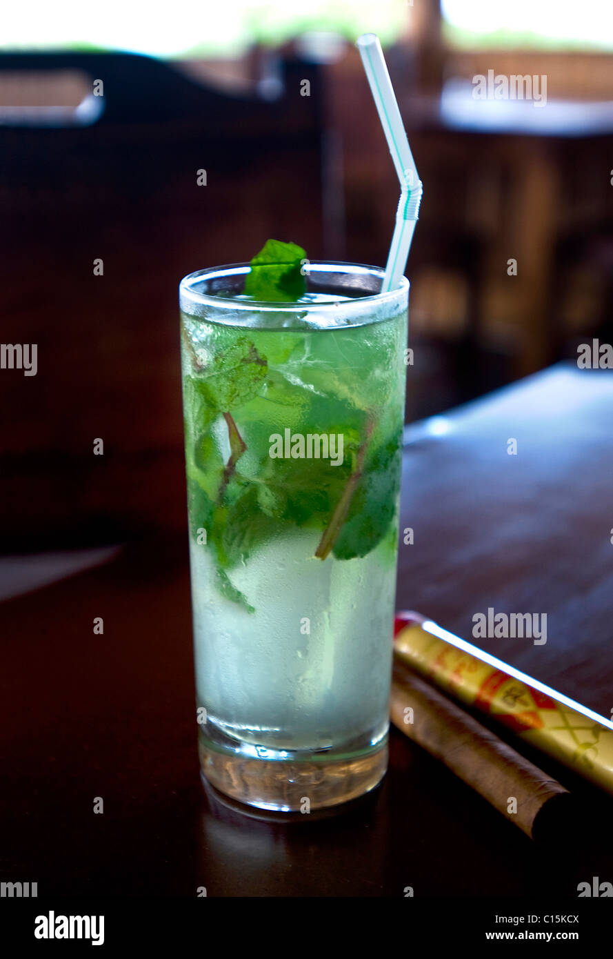 Mojito cocktail trinken und Zigarren, Kuba Stockfoto