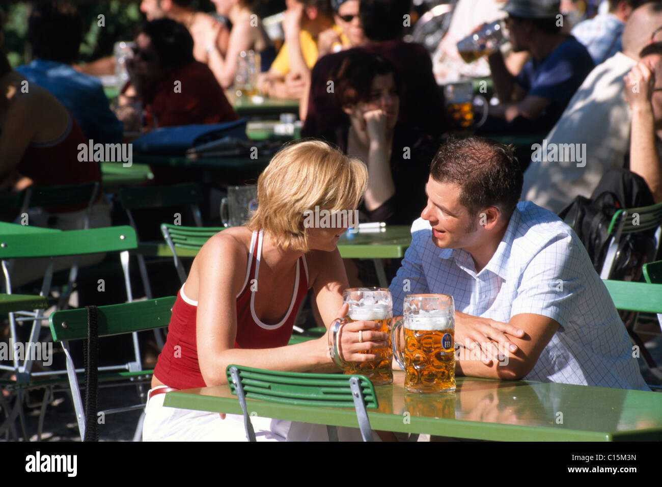 Paar Bier im Biergarten des Hotels in der Nähe von Chinesischer Turm