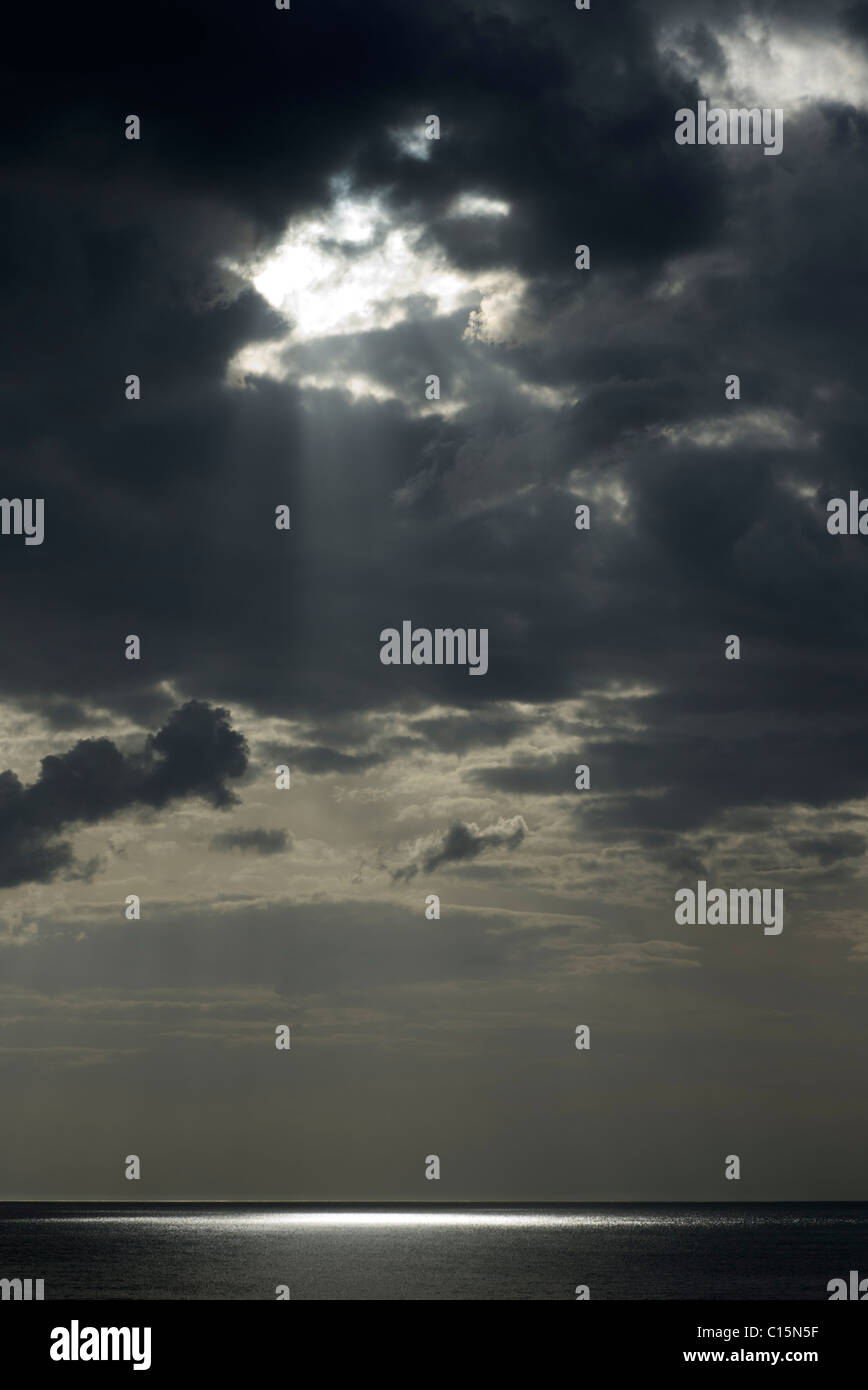 Dramatische Beleuchtung mit Welle von Licht durch die Wolken über dem Atlantischen Ozean Stockfoto