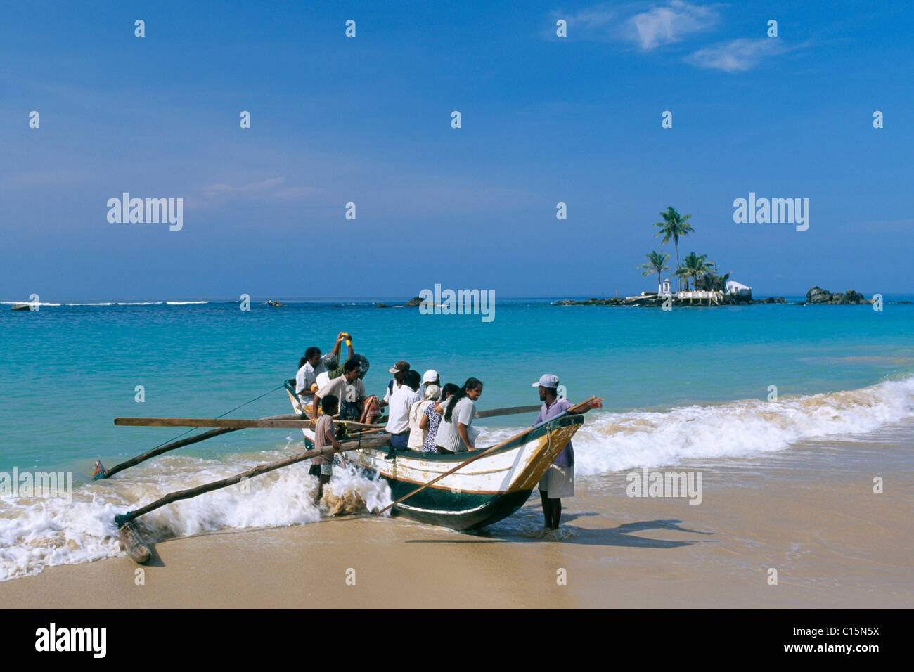 Angelboot/Fischerboot auf Tempel-Insel in der Nähe von Hikkaduwa, Sri Lanka, Südasien Stockfoto