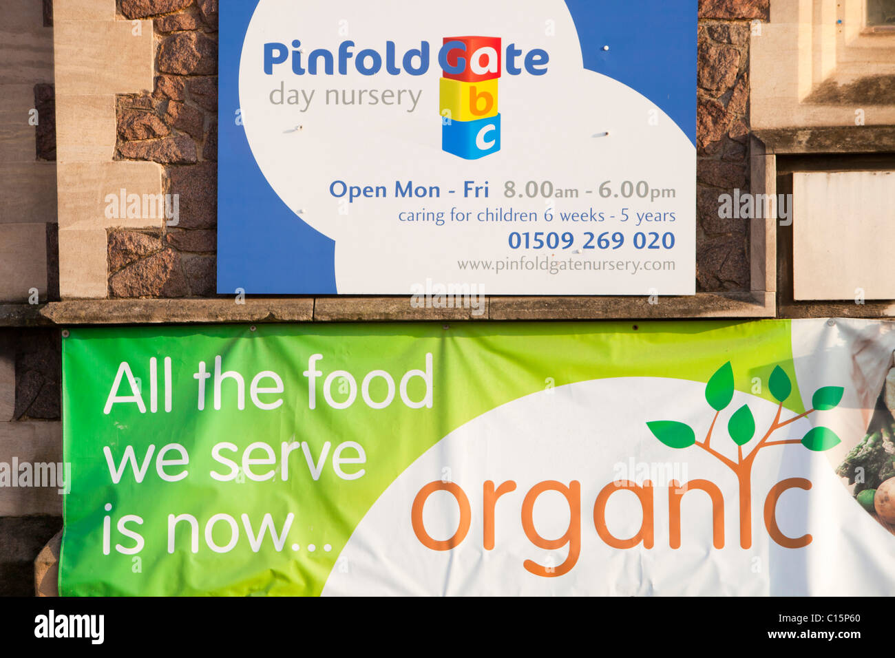 Ein Zeichen über Bio-Lebensmittel auf einen Kindergarten Gebäude in Loughborough, Leicestershire, UK. Stockfoto