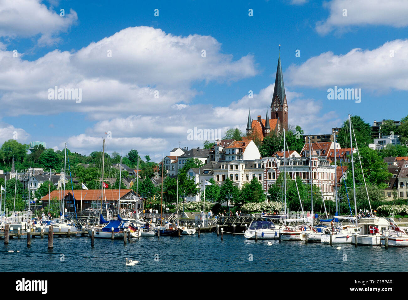 St. Jürgen Kirche hinter Flensburg Segelboot Hafen, Schleswig-Holstein, Deutschland, Europa Stockfoto