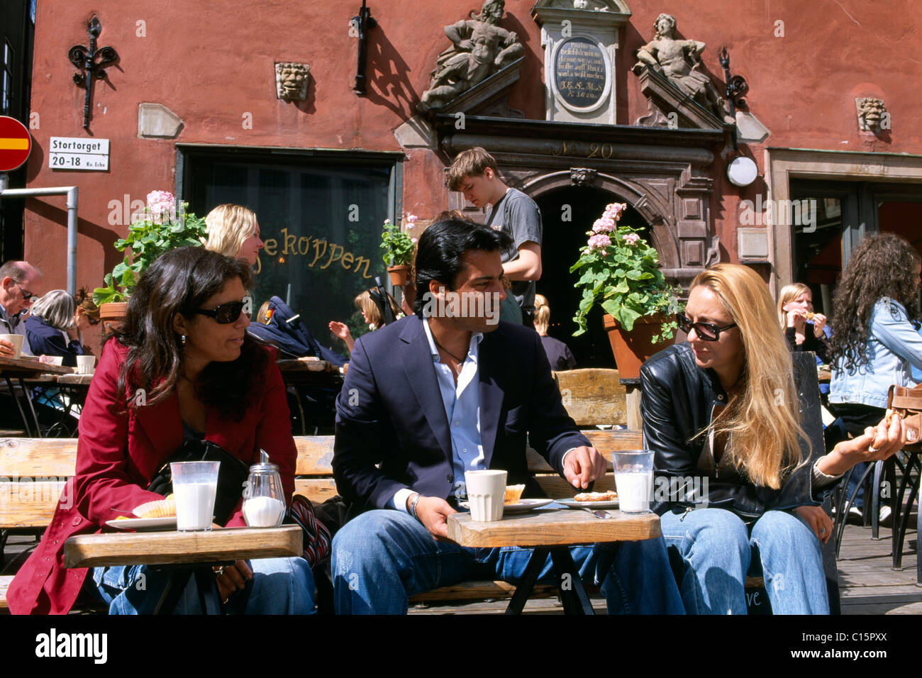 Menschen in einem Straßencafé in der Altstadt von Stortorget, Gamla Stan, Stockholm, Schweden, Skandinavien Stockfoto