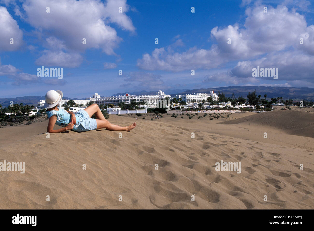 Frau liegt auf einer Sanddüne vor dem RIU Palace Hotel, Maspalomas, Gran Canaria, Kanarische Inseln, Spanien, Europa Stockfoto