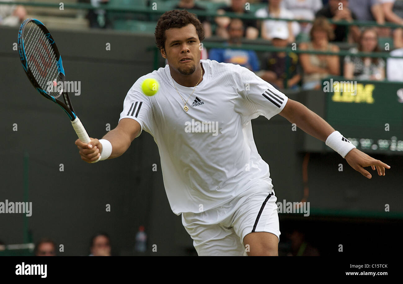 Jo-Wilfred Tsonga, Frankreich in Aktion bei den All England Lawn Tennis Championships in Wimbledon, London, England. Stockfoto