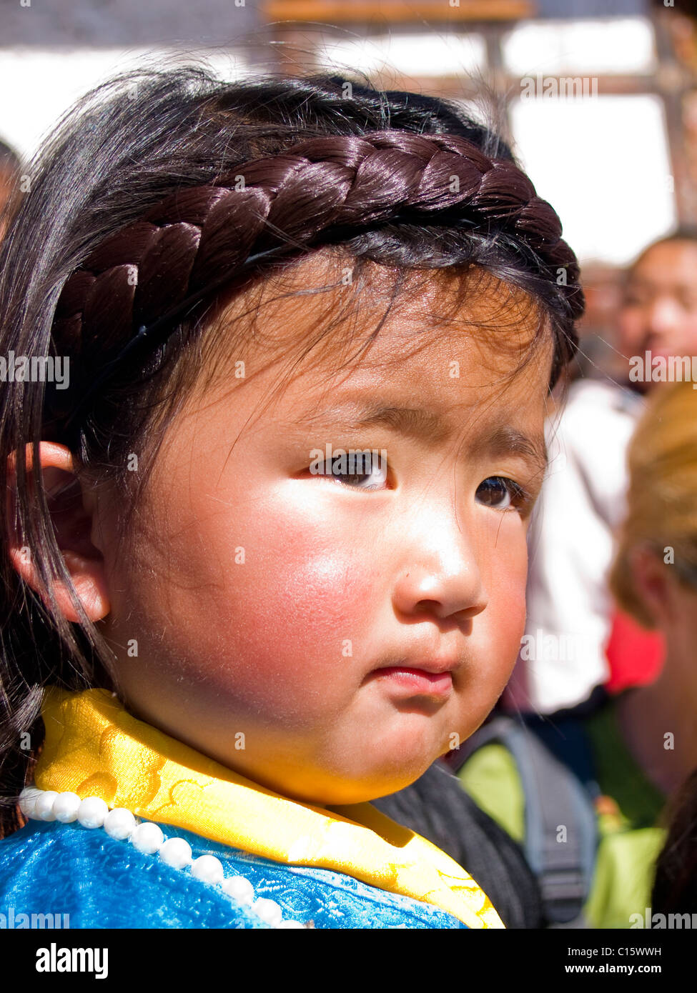 Junge Mädchen tragen eine traditionelle Kira während einer Tsechus (Bhutan Festival) Stockfoto