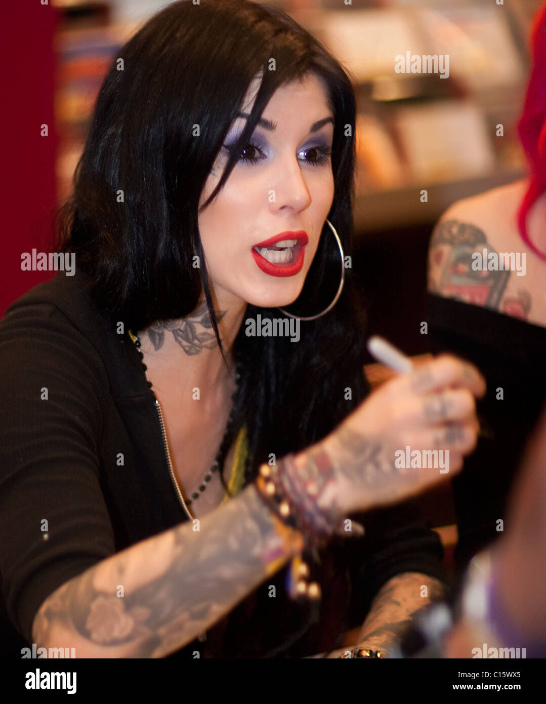 Kat Von D bei einer Signierstunde an Grenzen, anlässlich des Starts des Kats neu buchen "High Voltage Tattoo". Las Vegas, Nevada- Stockfoto