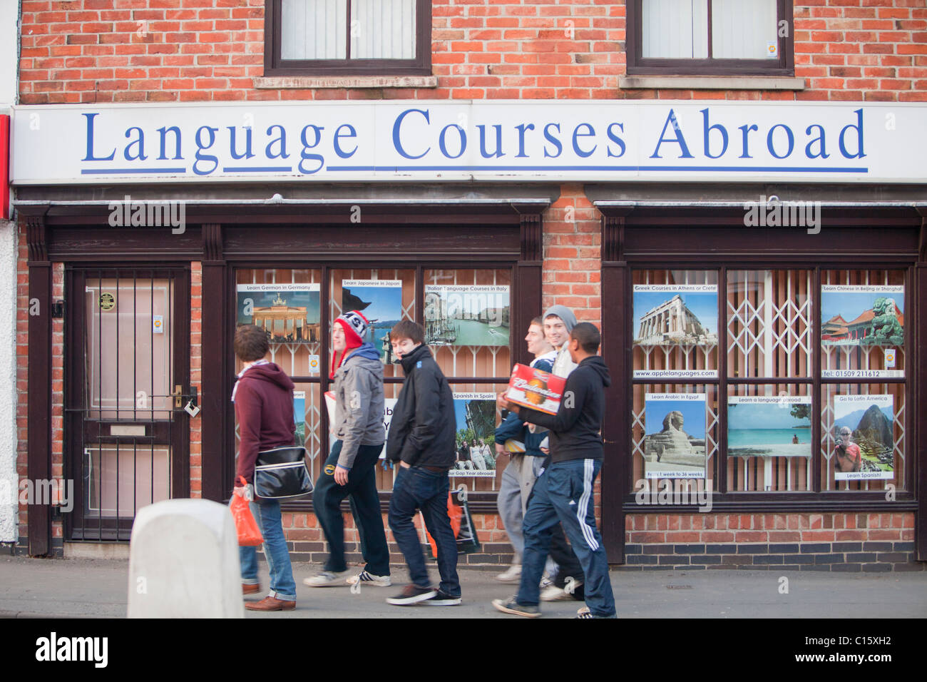 Studenten aus dem Kauf von Alkohol in Loughborough, Leicestershire, UK wieder. Stockfoto