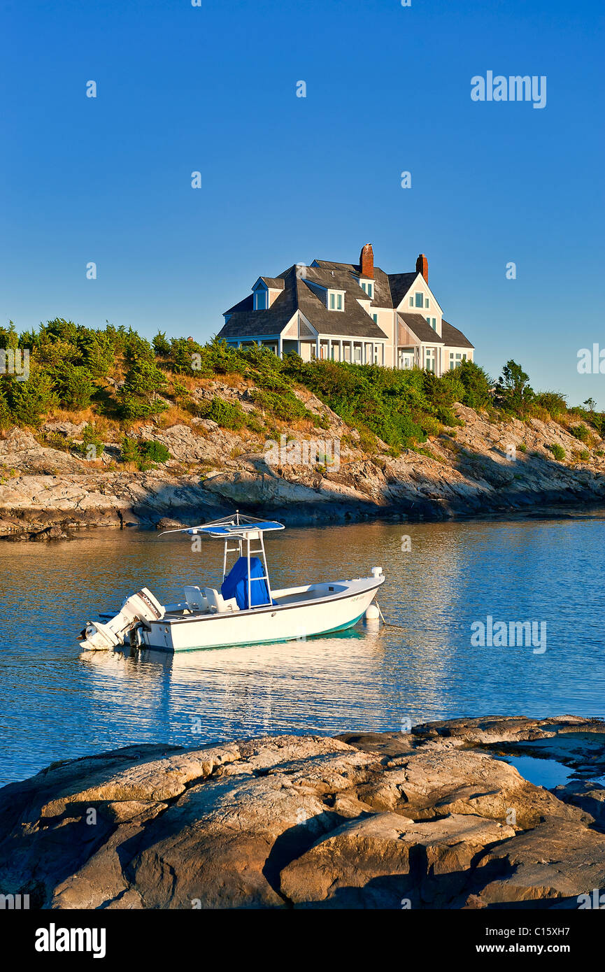 Haus und Boot entlang der Ocean Drive, Newport, RI, Rhode Island, USA Stockfoto