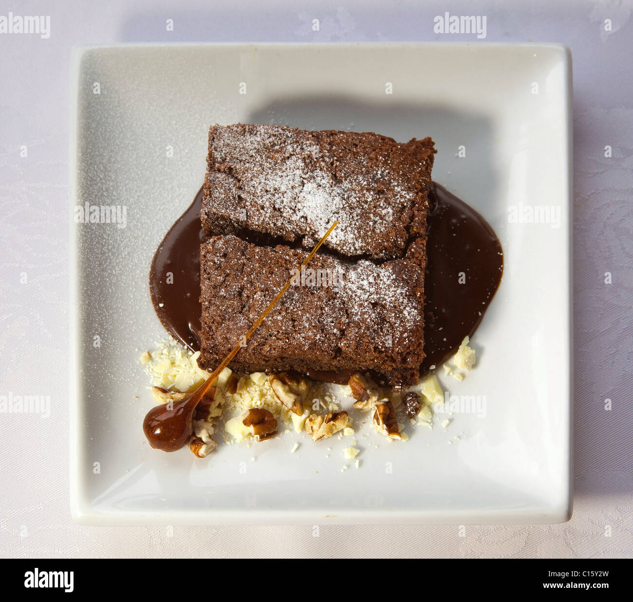Süße Dessert: Schokoladen-Brownie mit Weinbrand Creme & karamellisierte Haselnuss garnieren 116432 Food Stockfoto