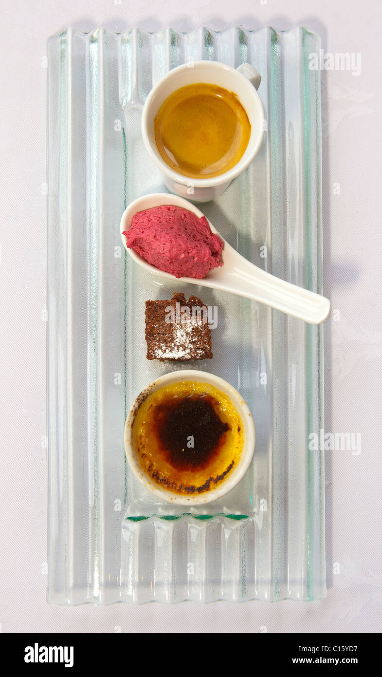Dessert-süße Pudding Mini Desserts: [einzelne Expresso] "Crème brûlée" Schokoladen-Brownie "roten Beeren Mousse" 116437 Food22 Stockfoto