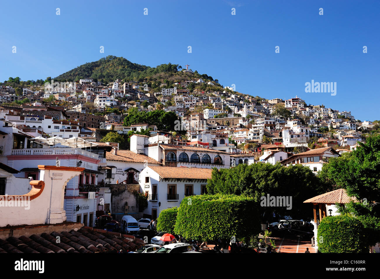 Gesamtansicht der Stadt mit Fernsicht auf der Statue von Jesus, Taxco, Bundesstaat Guerrero, Mexiko Stockfoto