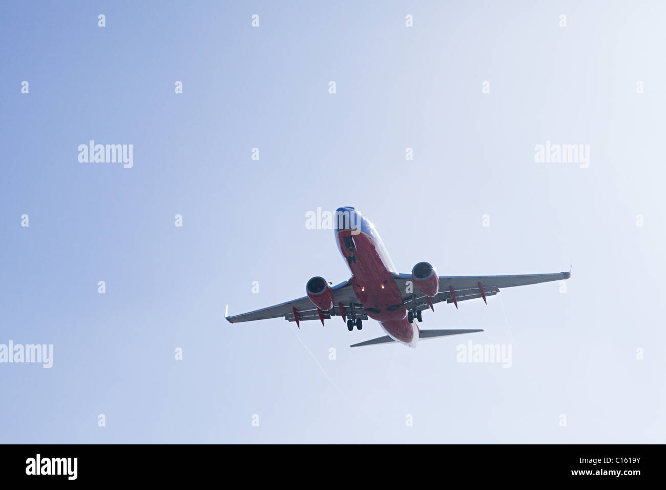Das Flugzeug landet am Flughafen LAX, geschossen von Sepulveda, Los Angeles County, Kalifornien, USA Stockfoto
