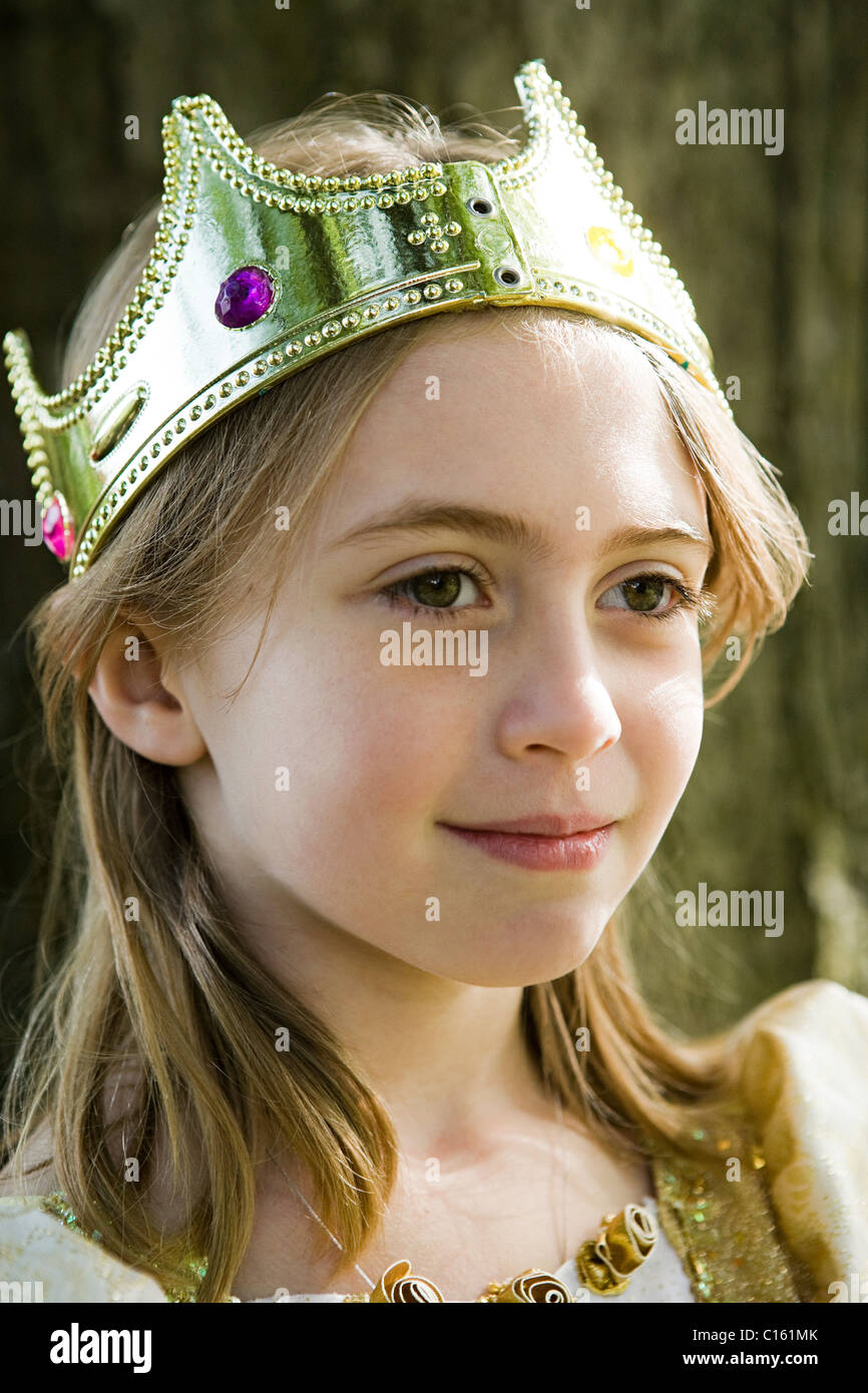 Mädchen mit Krone verkleidet als Königin Stockfoto