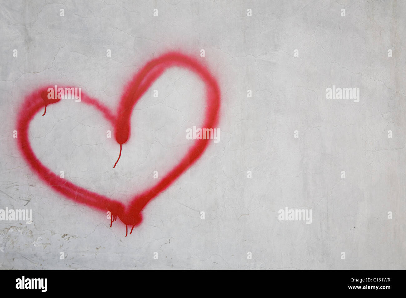 Rotes Herzform auf weißen Wand Stockfoto