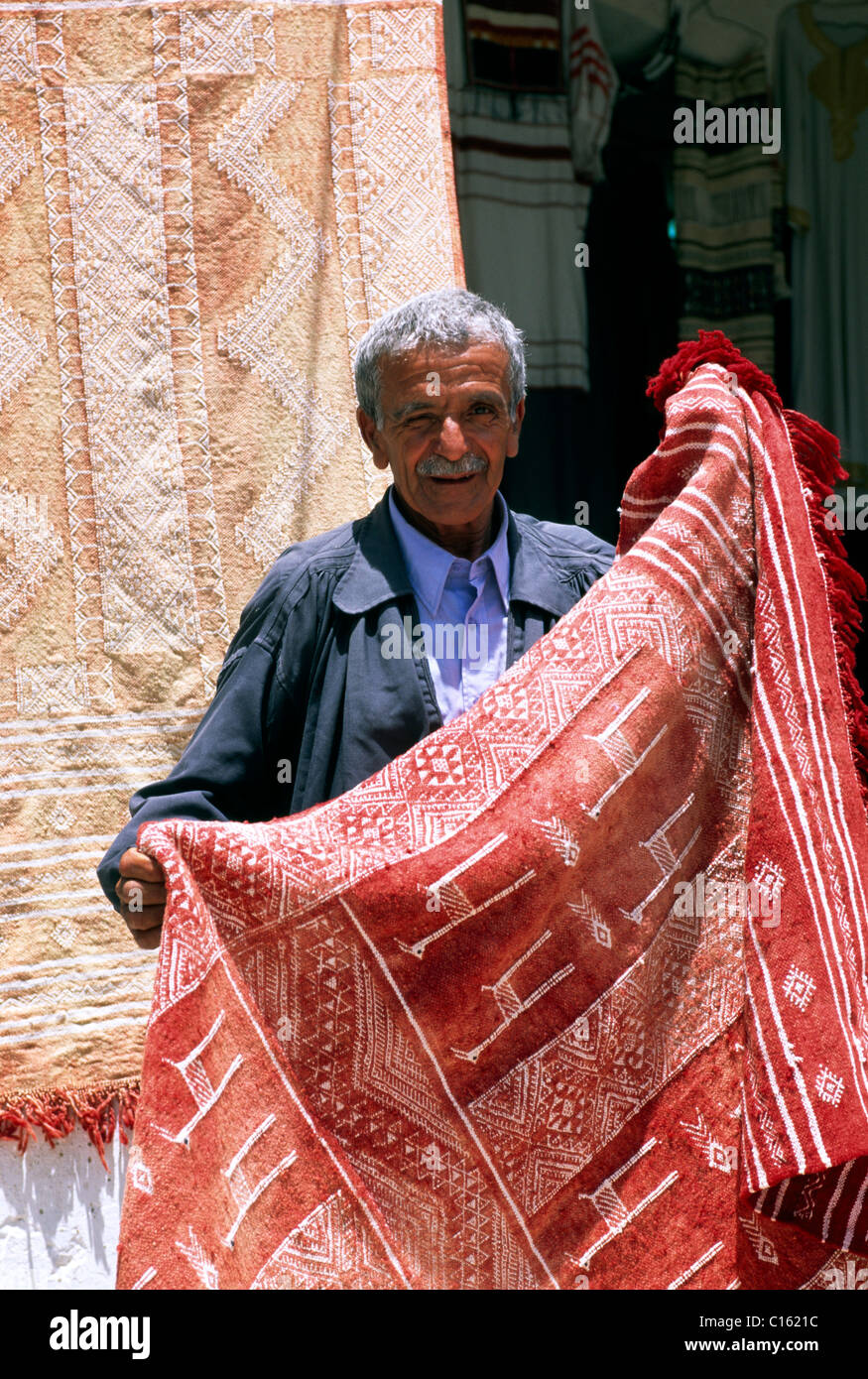 Teppich Hersteller, Mann verkaufen Teppiche auf einem Souk, Houmt Souk,  Djerba, Tunesien, Afrika Stockfotografie - Alamy