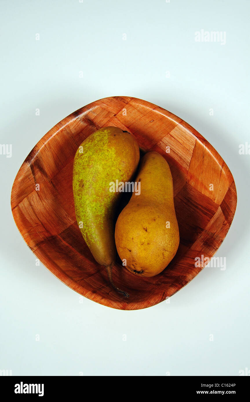 Zwei Konferenz-Birnen in einer Holzschale. Stockfoto