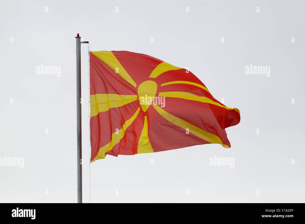 Sonne von Mazedonien, mazedonischen Flagge in eine steife Brise Stockfoto