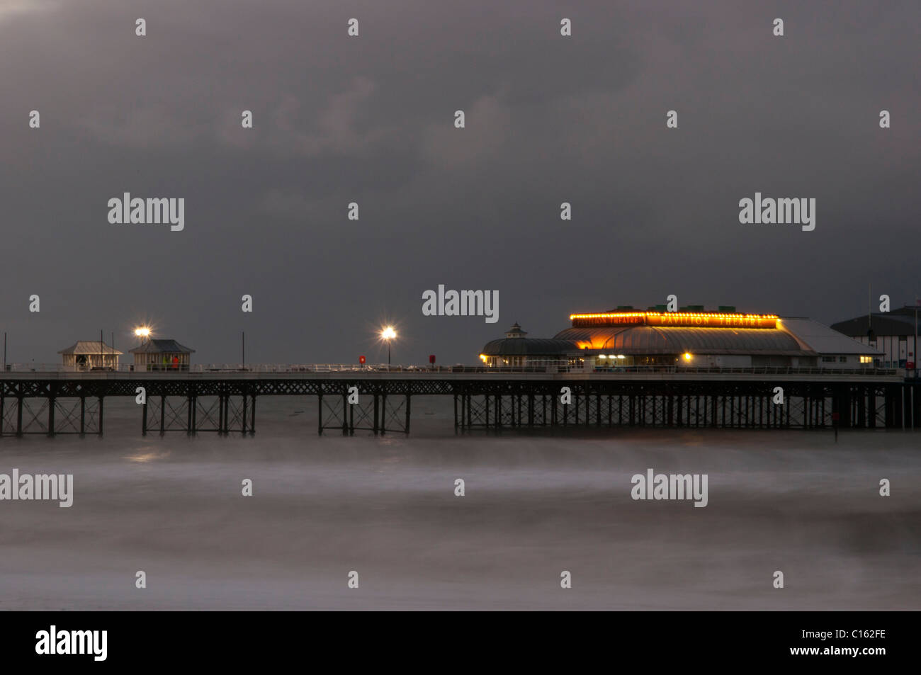 Cromer Pier und Strand Winter Dämmerung Nacht Stockfoto