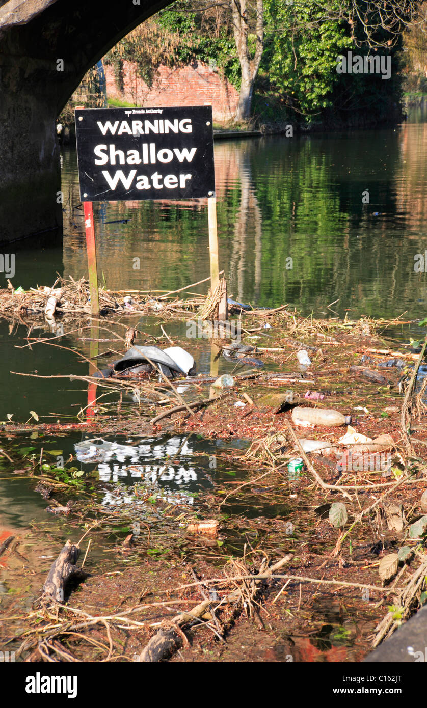 Eine Ansammlung von Wasser übertragene Müll in einem langsamen beweglichen Teil des Flusses Wensum in Norwich, Norfolk, England, Vereinigtes Königreich. Stockfoto