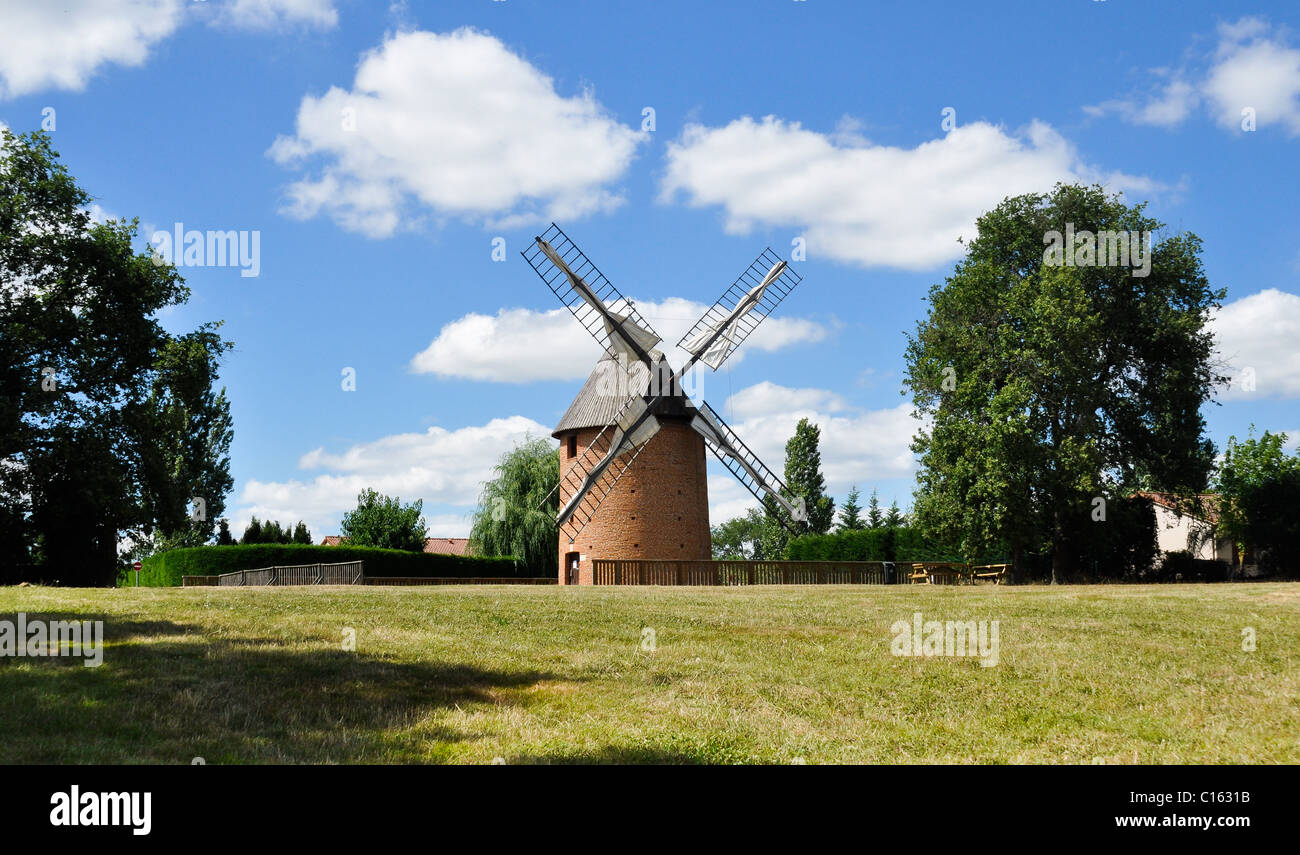 renovierte Windmühle in einem Feld mit blauem Himmel und Wolken-Hintergrund Stockfoto