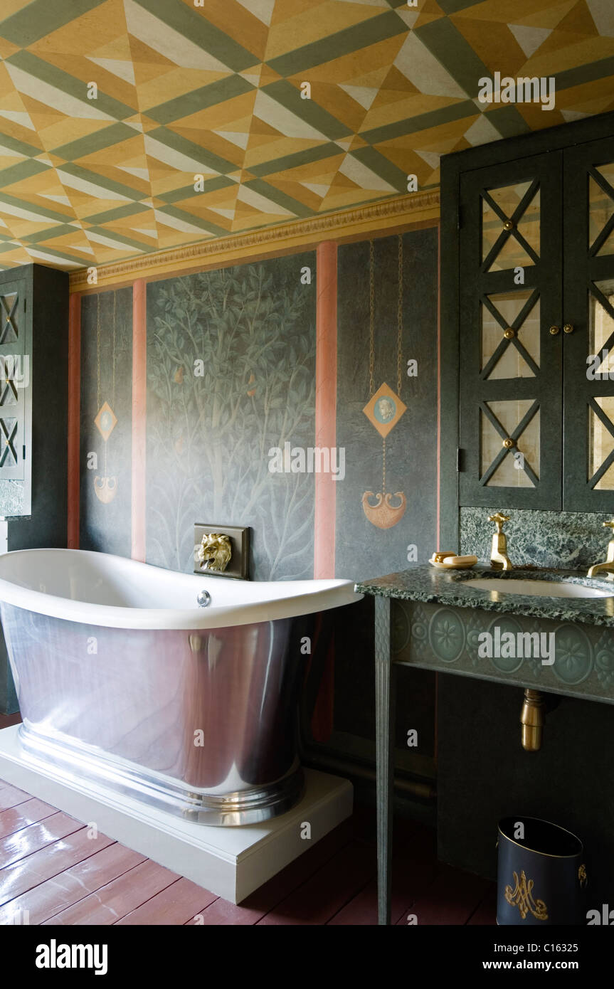 Rolltop Messing Badewanne im Badezimmer mit kunstvoll bemalten Decke und Wände Stockfoto