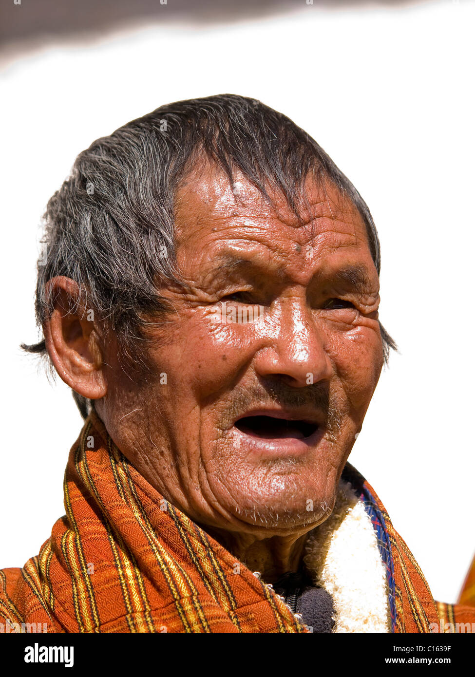 Älterer Mann beobachtete die Feierlichkeiten auf eine Tsechus (bhutanischen Fesival) Stockfoto