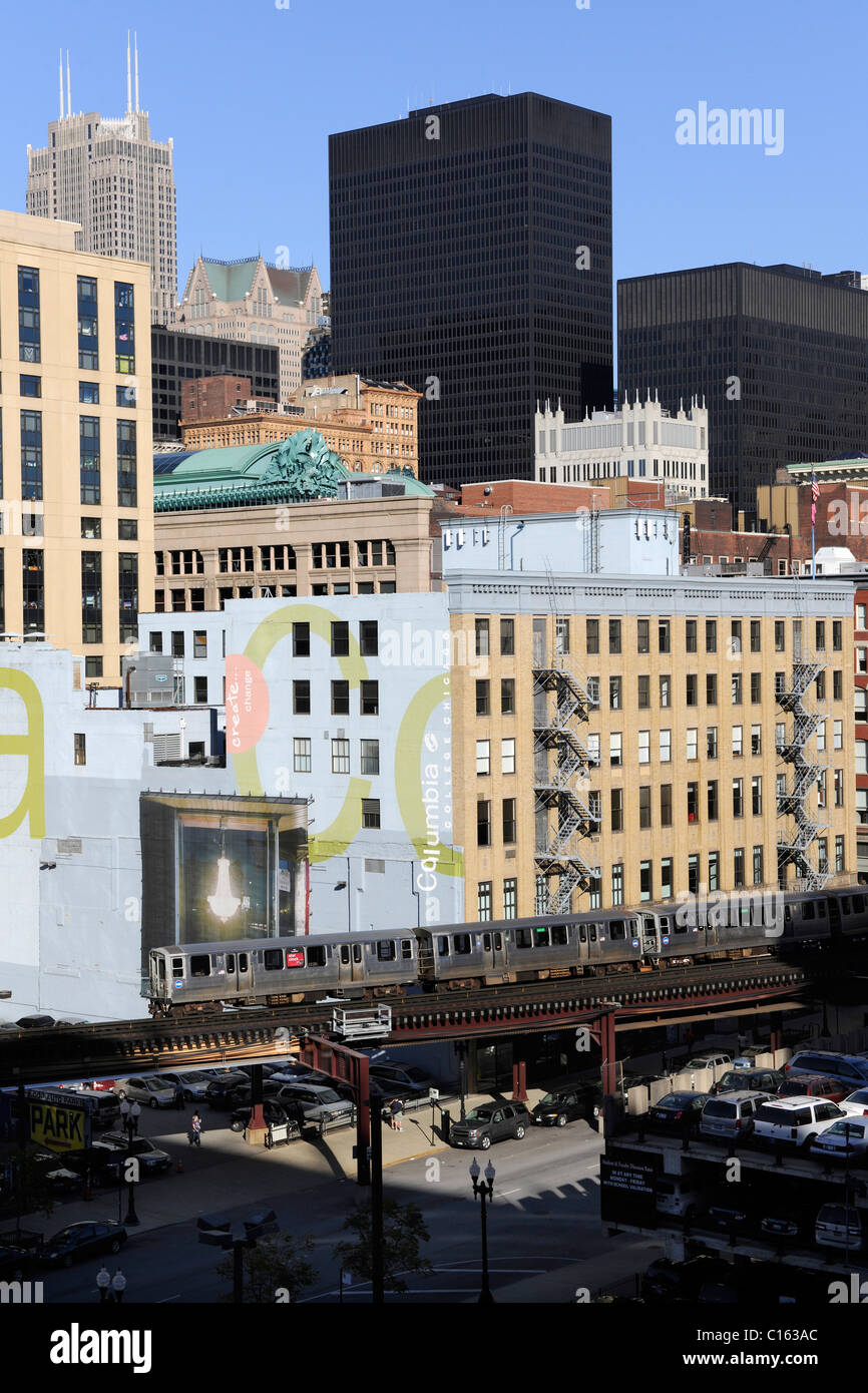 Erhöhten Zug in Chicago. Als EL oder L von Wabash und Harrison Street bekannt. 2. größte Eisenbahnnetz in Städten der USA. Stockfoto