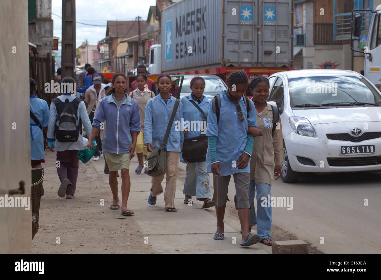 Studenten unterwegs auf Secondary High School. High Street, Fianarantsoa. Madagaskar. Stockfoto