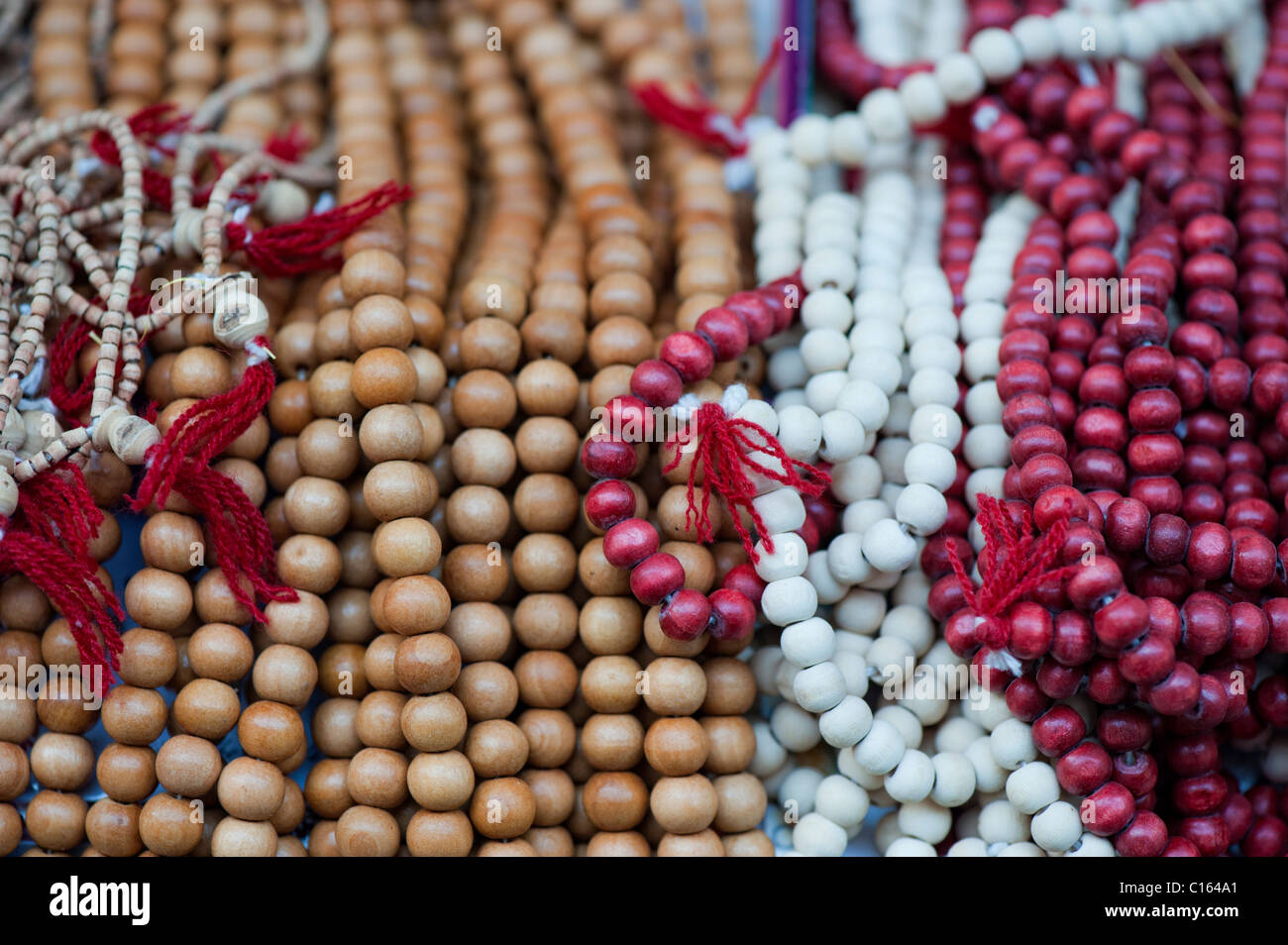 Indische Gebet Holzperlen (Zählung Perlen) auf einem Marktstand. Indien Stockfoto