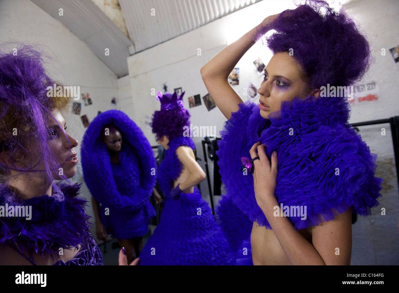 Modelle montieren backstage bereitet die Pierre Garroudi Herbst 2011 Kollektion in seiner Galerie in London am 19. ausstellen Stockfoto